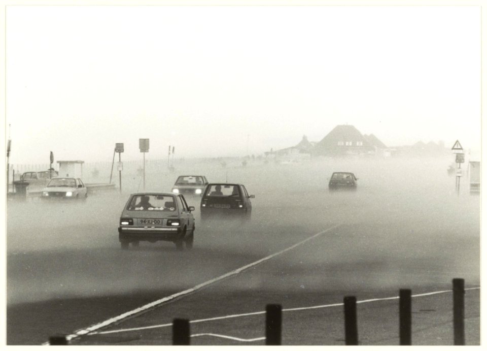 Zandstorm op de Boulevard Barnaart, windkracht 12 Bft, ziende naar het noorden, naar Bloemendaal aan Zee en de Zeeweg. NL-HlmNHA 54031574