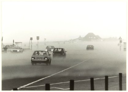 Zandstorm op de Boulevard Barnaart, windkracht 12 Bft, ziende naar het noorden, naar Bloemendaal aan Zee en de Zeeweg. NL-HlmNHA 54031574