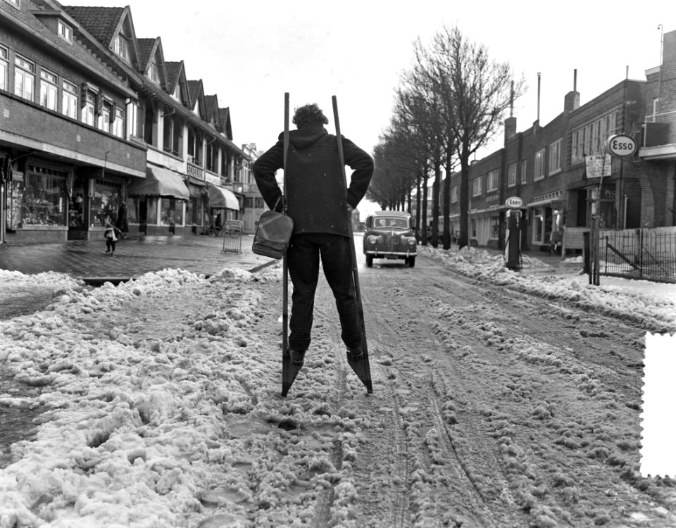 Zandvoort meisje op stelten in de sneeuw, Bestanddeelnr 907-5342