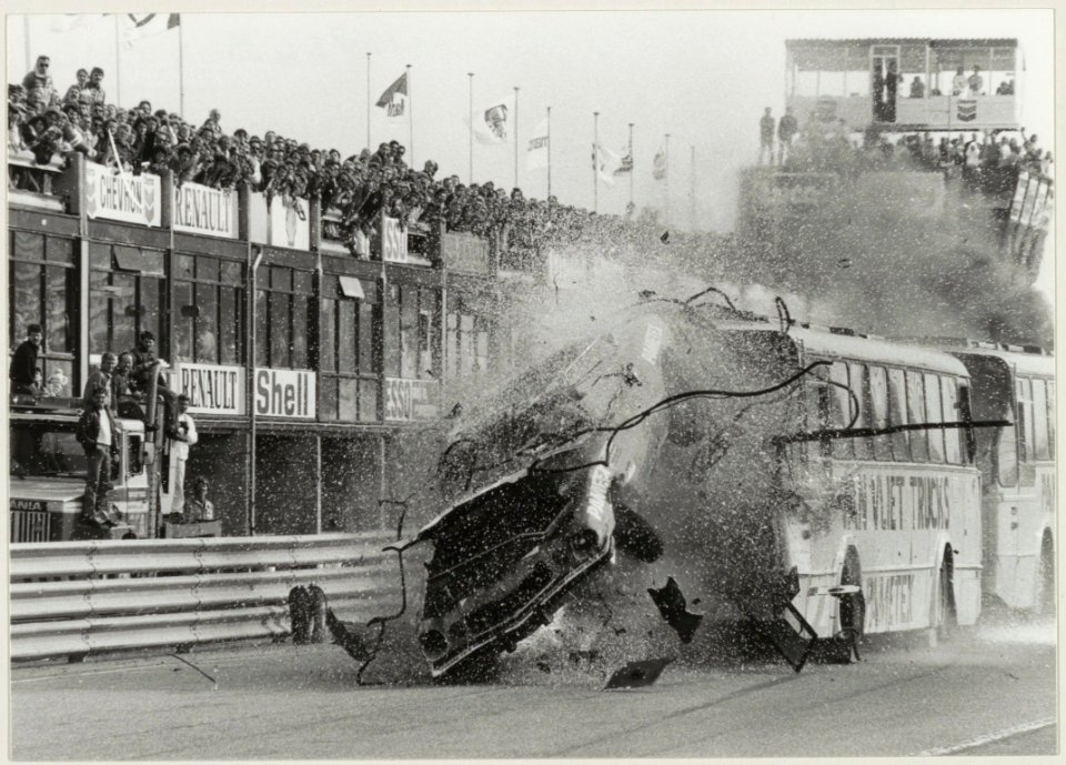 Zandvoort circuit Met een snelheid van 155 km per uur raasde de jonge Belg René Pierre door twee autobussen. NL-HlmNHA 54013844 02