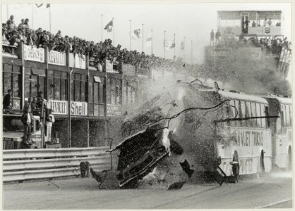 Zandvoort circuit Met een snelheid van 155 km per uur raasde de jonge Belg René Pierre door twee autobussen. NL-HlmNHA 54013844 02