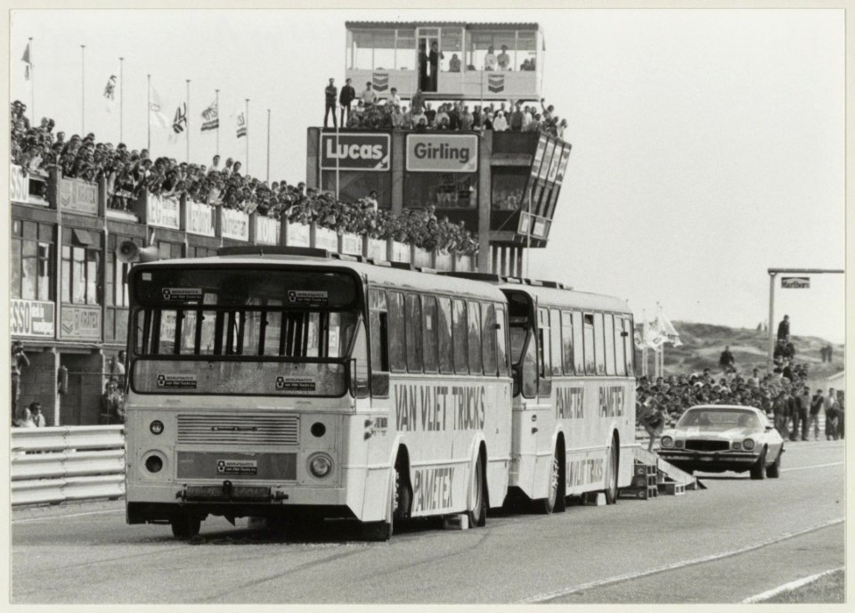 Zandvoort circuit Met een snelheid van 155 km per uur raasde de jonge Belg René Pierre door twee autobussen op het Zandvoortse circuit, NL-HlmNHA 54013844 01