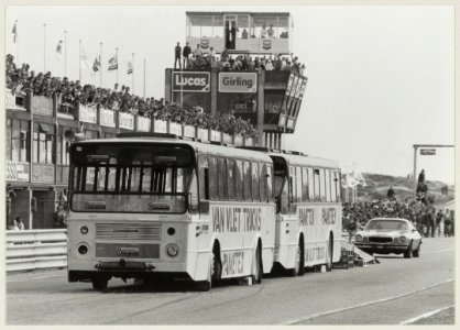 Zandvoort circuit Met een snelheid van 155 km per uur raasde de jonge Belg René Pierre door twee autobussen op het Zandvoortse circuit, NL-HlmNHA 54013844 01