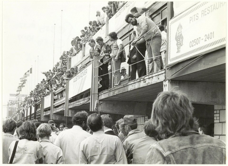 Zandvoort circuit Ongeluk op het circuit het afbreken en neerstorten van een trap en balustrade. NL-HlmNHA 54005227