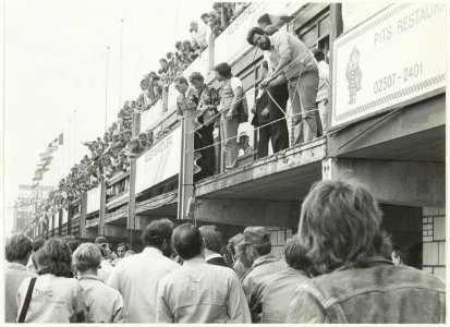Zandvoort circuit Ongeluk op het circuit het afbreken en neerstorten van een trap en balustrade. NL-HlmNHA 54005227