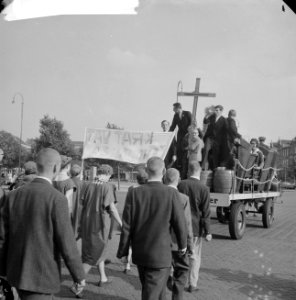 Biergevecht van studenten op Museumplein. Kruis wordt door feuten vastgehoude…, Bestanddeelnr 912-9736 photo