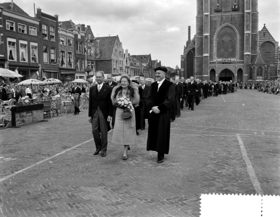 Bezoek van koningin Juliana aan Delft, hier op het Marktplein, Bestanddeelnr 907-3505