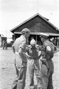 Bezoek van generaal-majoor Sas aan de U-Brigade. Drie militairen overleggen, Bestanddeelnr 480-3-8
