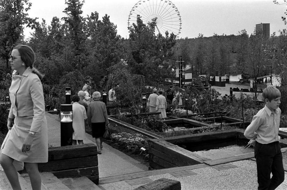Bezoekers van de planten- en bloemententoonstelling in het Amstelpark in Amsterd, Bestanddeelnr 925-6092