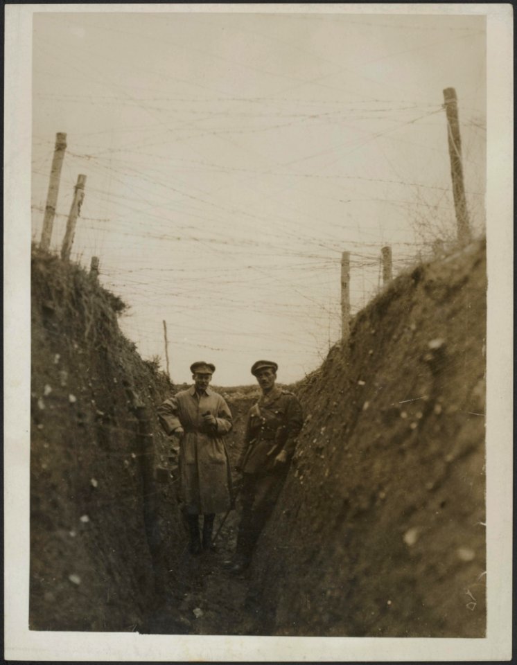 Barbed wire over a trench, Bestanddeelnr 158-2512