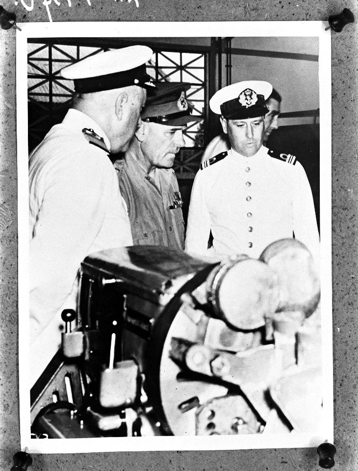 Bezoek van generaal Wavell aan Nederlands-Indië Aan boord van een mijnenveger, Bestanddeelnr 935-0280