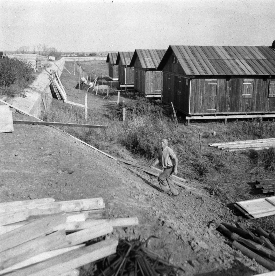 Barakken achter een versterkte dijk, Bestanddeelnr 900-7593