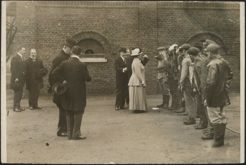Bezoek van H.M. Koningin Wilhelmina aan de Staatsmijnen te Heerlen., Bestanddeelnr 158-2075