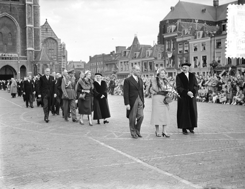 Bezoek van koningin Juliana aan Delft. Hier bij de Nieuwe Kerk, Bestanddeelnr 907-3498