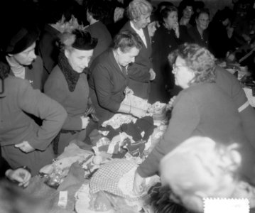 Bazar UVV Amsterdam met vrouw van de burgemeester, Bestanddeelnr 905-4111