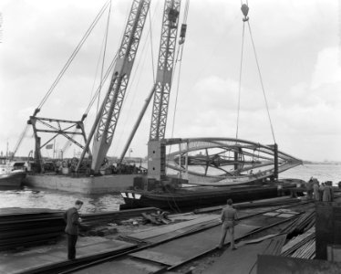 Bijenkorf-monument van Naum Gabo . De constructie wordt met een drijvende blok o, Bestanddeelnr 908-5687