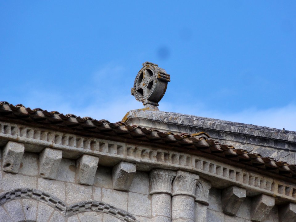 Bayon-sur-Gironde, Église Notre-Dame, croix à couronne sur le toit