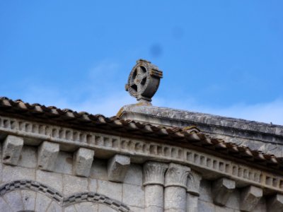Bayon-sur-Gironde, Église Notre-Dame, croix à couronne sur le toit