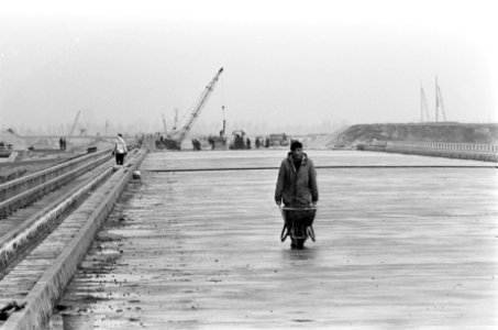 Bijlmermeer. Een der vele viaducten in de Bijlmer, Bestanddeelnr 921-1378