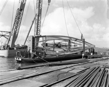 Bijenkorf-monument van Naum Gabo . De constructie wordt met een drijvende blok o, Bestanddeelnr 908-5688