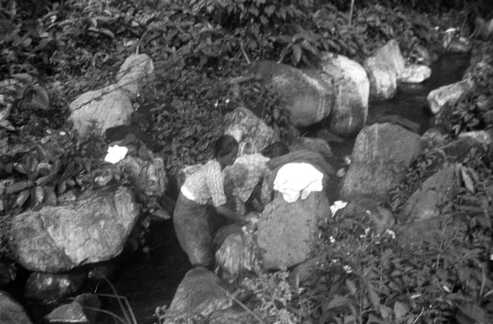 Indonesische vrouwen wassen kleding in een beek met rotsblokken, Bestanddeelnr 6698