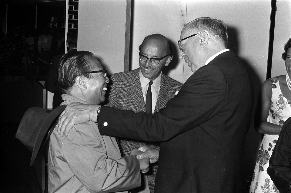 Indonesische professor mr. O. Notohamidjojo op Schiphol prof. Verkuyl (rechts) b, Bestanddeelnr 925-8432