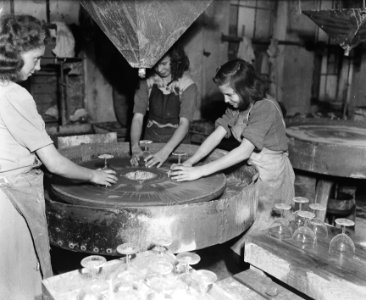 Industrie, arbeiders, glazen, bewerking, Bestanddeelnr 902-4536