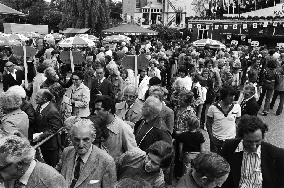 Inschrijving vierdaagse Nijmegen grote drukte tijdens inschrijving, Bestanddeelnr 929-8220