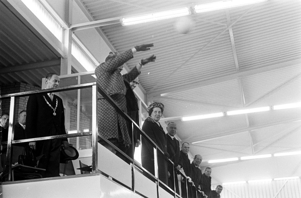 In de door haar geopende sporthal gooit koningin Juliana een bal naar beneden, Bestanddeelnr 920-8410