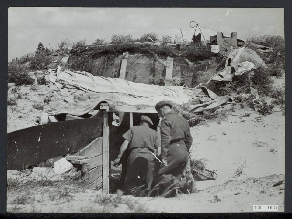 In de duinen tussen Zandvoort en IJmuiden is men bezig mijnen en bunkers van de, Bestanddeelnr 120-1036