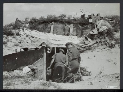 In de duinen tussen Zandvoort en IJmuiden is men bezig mijnen en bunkers van de, Bestanddeelnr 120-1036