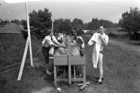 Inschrijving deelnemers Vierdaagse van Nijmegen, militairen wassen voeten in kam, Bestanddeelnr 925-7454