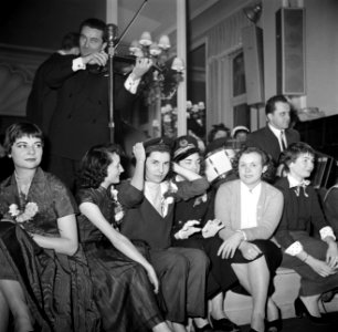 In de grote modehuizen zijn de salons tot danszalen ingericht, Bestanddeelnr 254-0147