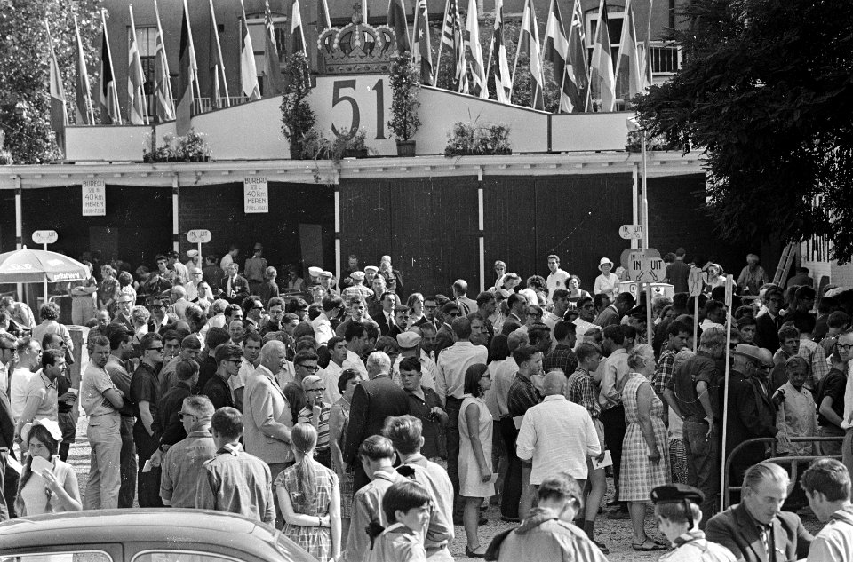 Inschrijving 51e Vierdaagse Nijmegen. Drukte bij inschrijvingsgebouw, Bestanddeelnr 920-5327