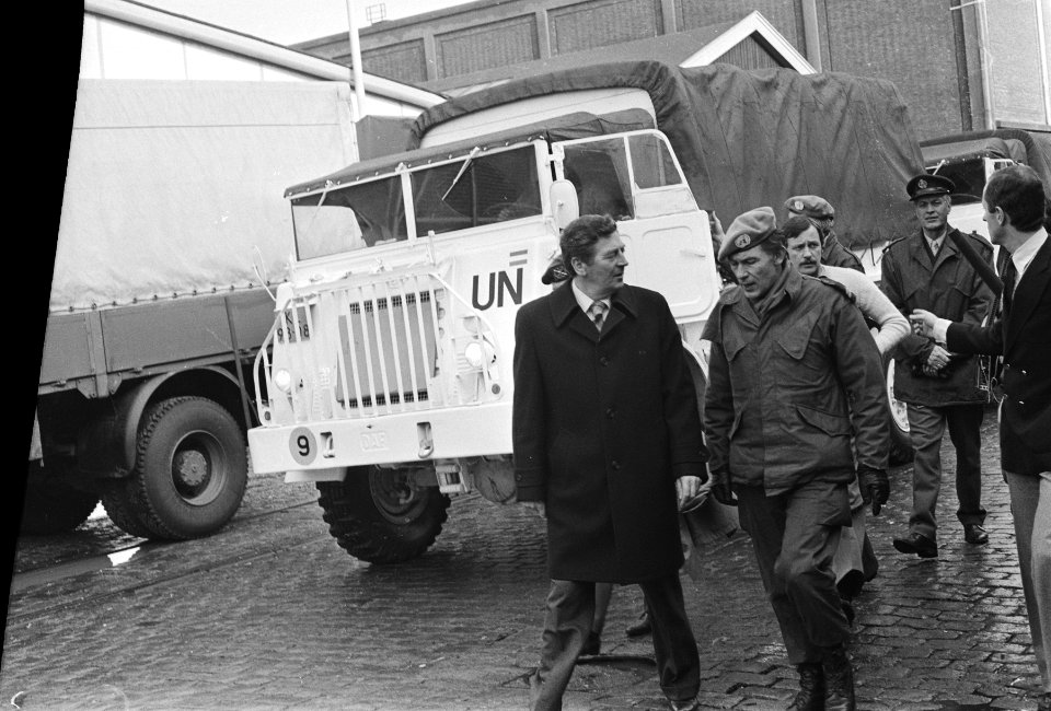 Inscheping eerste materieel voor de Nederlandse Unifil-troepen die naar Libanon , Bestanddeelnr 930-1194