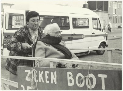 Inschepen voor een boottocht van de Zonnebloem. NL-HlmNHA 54025893