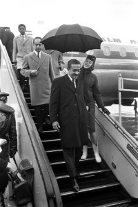 In de stromende regen arriveerde prins Abdullah Al Feisal van Saoedi-Arabië op …, Bestanddeelnr 919-0410