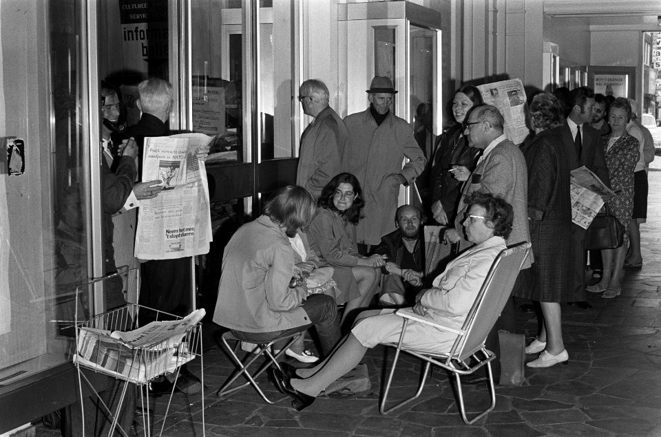 In de rij voor kaartjes voor Holland Festival in Stadsschouwburg, Amsterdam, Bestanddeelnr 926-4802