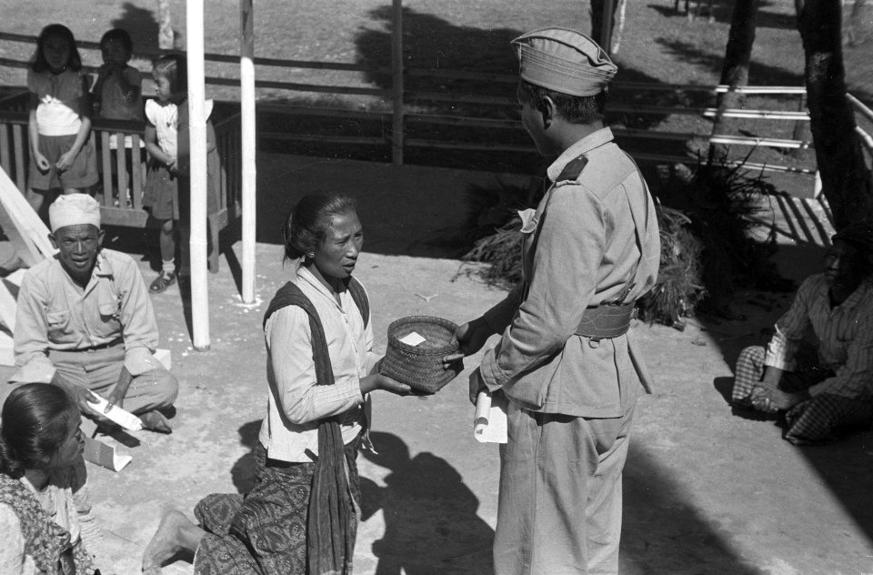 Indonesische vrouw bij het gebouw van de Distributie onderdistr. Getasan Kopeng…, Bestanddeelnr 1022