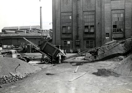 HUA-169762-Afbeelding van het afleveren van steenkolen met een autolaadkist en een Daf-losser van de N.S. bij de katoendrukkerij van de fa. P.F. van Vlissingen & Co te Helmond