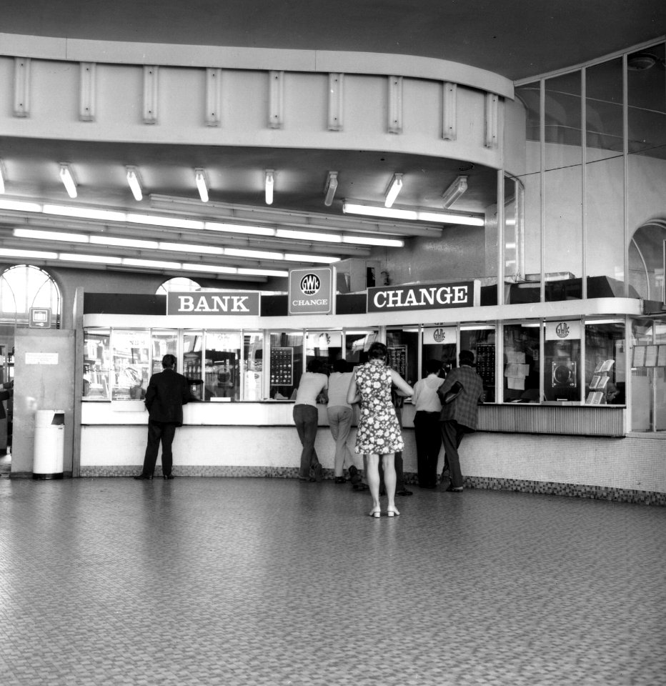HUA-166719-Interieur van het N.S.-station Utrecht C.S. te Utrecht- hal, met grenswisselkantoor