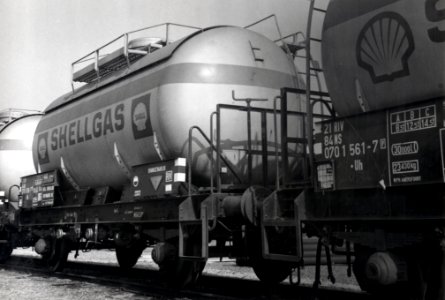HUA-169638-Afbeelding van ketelwagens van Shellgas op het emplacement van Shell te Pernis