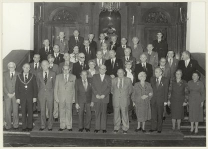 In de Gravenzaal van het stadhuis zijn door burgemeester Jan Reehorst aan 32 verzetsstrijders uit de regio Haarlem de herdenkingskruisen uitgereikt. NL-HlmNHA 54013166