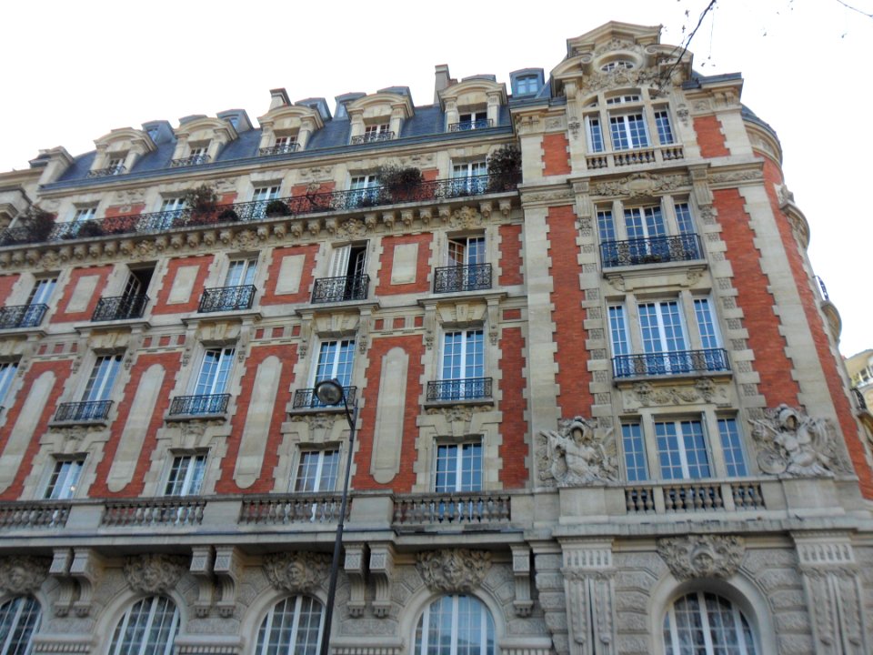 Immeuble à l'angle de la rue Guynemer et la rue de Vaugirard à Paris VIème -