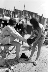 Inschrijving 51e Vierdaagse Nijmegen. Meisjes in minirok met grote schoenen, Bestanddeelnr 920-5326