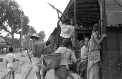 Indonesische reizigers stappen in een trein bij Madioen, Bestanddeelnr 3370
