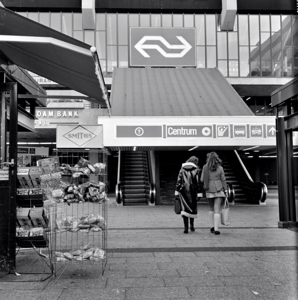 HUA-154523-Gezicht op de ingang aan het Jaarbeursplein van de Traverse naar het N.S.-station Utrecht C.S. te Utrecht
