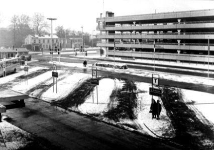 HUA-154507-Gezicht op het streekbusstation aan het Jaarbeursplein vanaf de Traverse van het N.S.-station Utrecht C.S. te Utrecht
