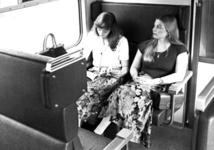 HUA-152979-Afbeelding van reizigsters in een trein
