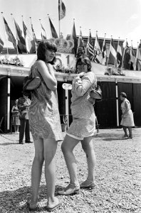 Inschrijving 51e Vierdaagse Nijmegen. Meisjes in minirok met grote schoenen, Bestanddeelnr 920-5325